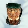 Vista frontal de la jarra 'Toby Jug' Mr. Pickwick de Royal Doulton, pieza de cerámica decorativa inspirada en Charles Dickens.