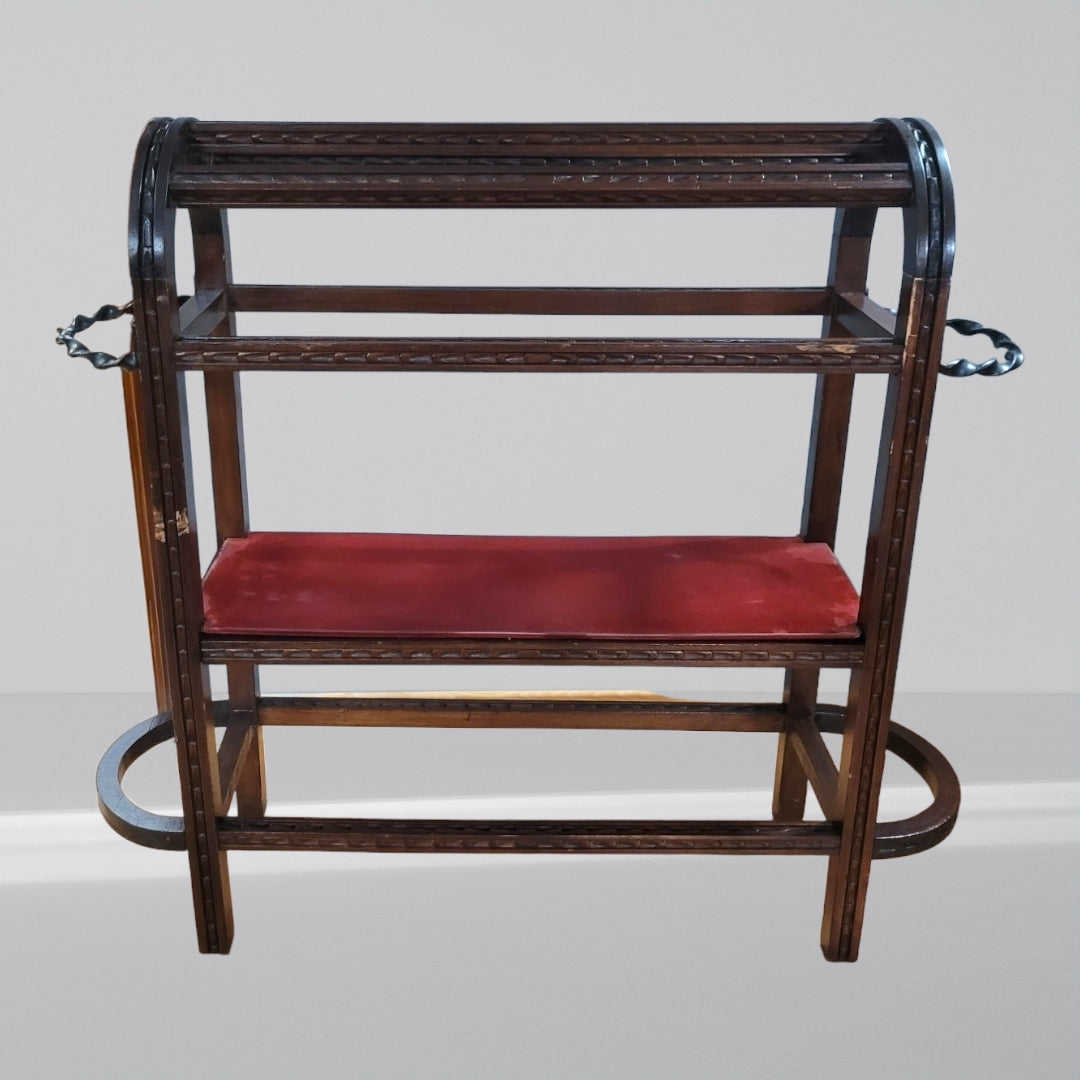 Perchero burro de madera estilo castellano con paragüero y asiento rojo, diseño clásico para hogar o jardín.