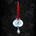 Decoración vintage con Palmatoria de Época fabricada en Meneses, con vela roja y detalles ornamentales, perfecta para iluminar con estilo.