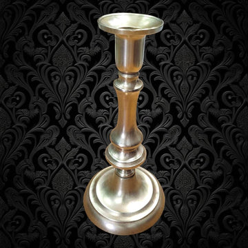 Candelero de bronce antiguo del siglo XX con acabado pulido, ideal para decoración de mesas y altares en estilo clásico vintage.