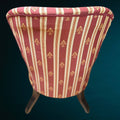 Respaldo trasero de butaca de caoba de época con tapizado a rayas burdeos y detalles dorados, ideal para ambientes elegantes y clásicos.