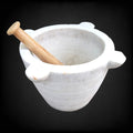 Mortero de farmacia grande en mármol blanco con maja de madera. Pieza decorativa elegante y funcional para farmacias y espacios rústicos.