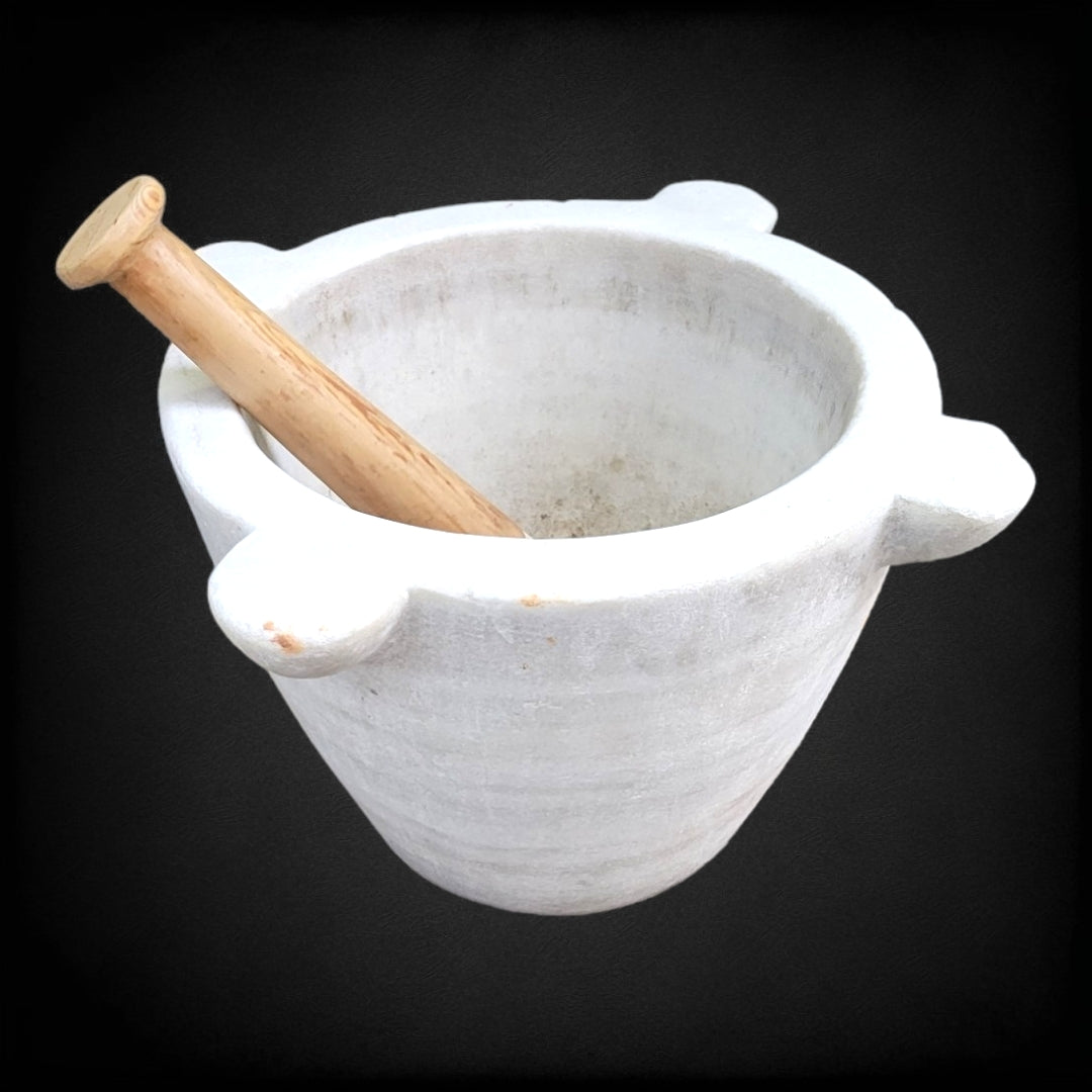 Mortero de farmacia grande en mármol blanco con maja de madera. Pieza decorativa elegante y funcional para farmacias y espacios rústicos.