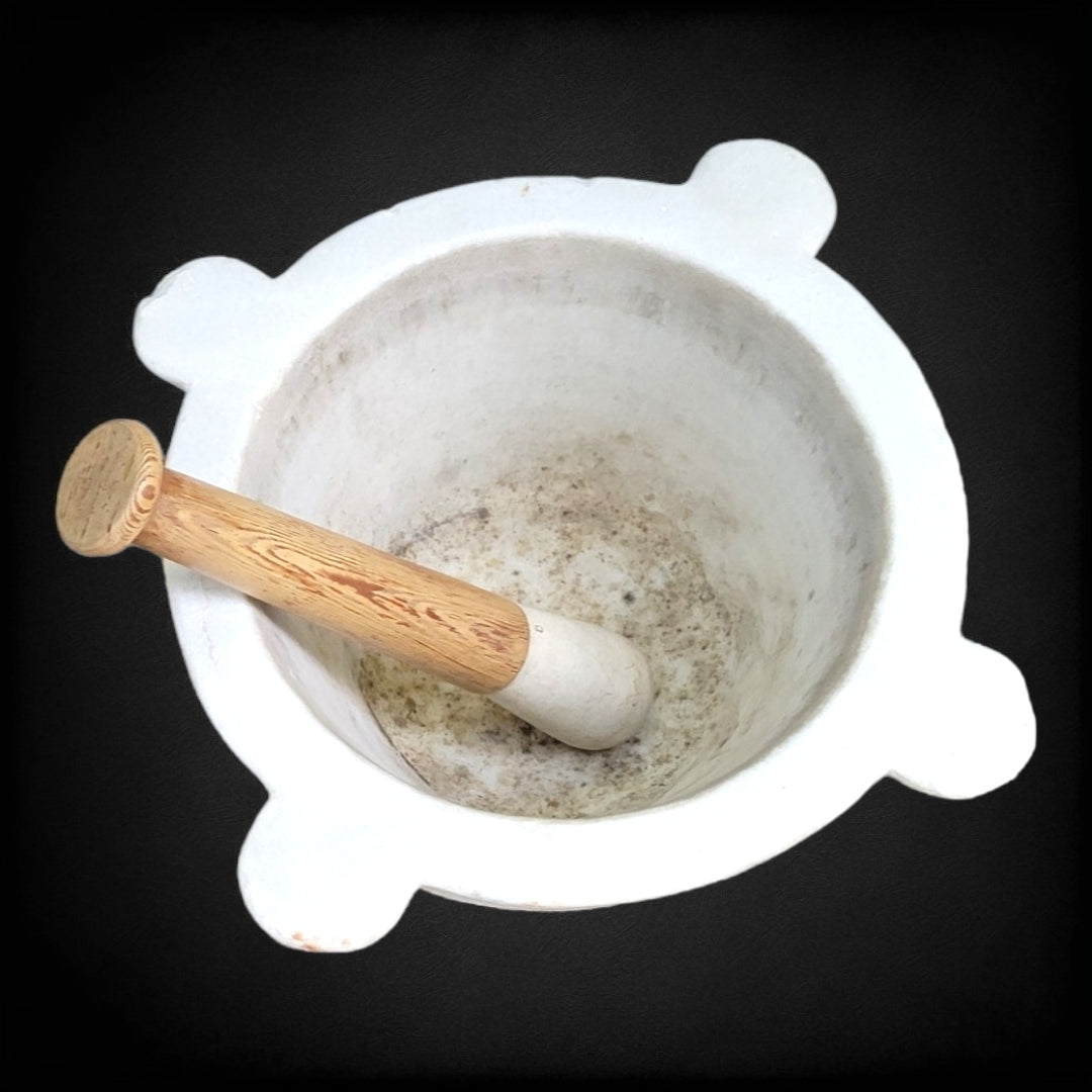 Mortero de mármol grande con maja de madera, diseño tradicional para decoración. Perfecto para farmacias y coleccionistas de utensilios clásicos.