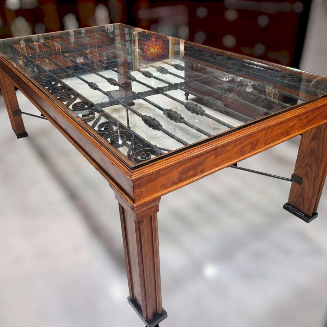 Mesa Reja Comedor - Funcionalidad y Belleza, combina madera pulida, hierro decorativo y cristal templado para un comedor elegante y funcional.
