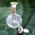 Frasco antiguo de cristal soplado del 1900 con tapón retirado, perfecto para decoración vintage en hogar o jardín, estilo botica clásica.