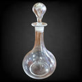 Tarro de farmacia de cristal soplado antiguo de los años 1900 con tapón de cristal colocado, perfecto para decoración retro o almacenamiento.