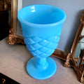 Copa de cristal opalina azul con patrón de rombos, un accesorio decorativo refinado para el hogar. Aporta un toque de distinción a cualquier espacio.