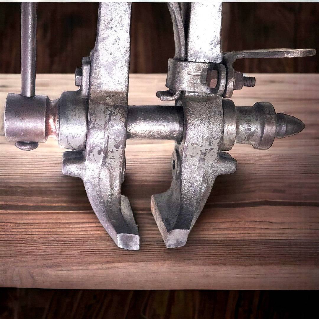 Detalle del tornillo herrero acero mostrando su mecanismo de sujeción, pieza decorativa vintage para taller o colección de forja.