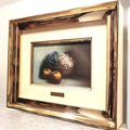 Óleo decorativo con membrillos y flores en cesta, marco metálico elegante. Firmado por Sabater, pieza exclusiva para hogar o galería.