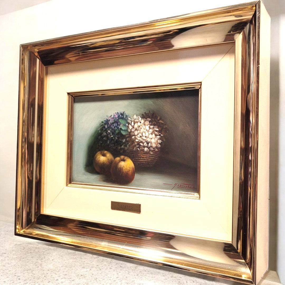Óleo decorativo con membrillos y flores en cesta, marco metálico elegante. Firmado por Sabater, pieza exclusiva para hogar o galería.