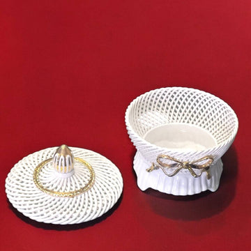 Joyero de porcelana trenzada hecho a mano en Manises, Valencia, con tapa decorativa y lazo dorado, ideal para decoración de hogar elegante.