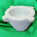 Mortero de mármol auténtico con tres salientes, perfecto para uso decorativo o preparación de mezclas en cocina rústica.