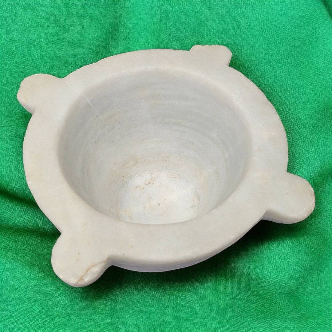 Vista superior de mortero de mármol antiguo, ideal para decoración temática de cocina o farmacia, estilo clásico y funcional.