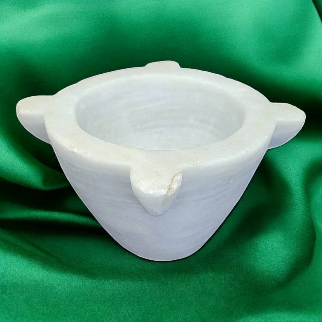 Mortero de mármol antiguo con acabado pulido, pieza decorativa exclusiva de Cositas Antiguas para cocinas con estilo vintage.