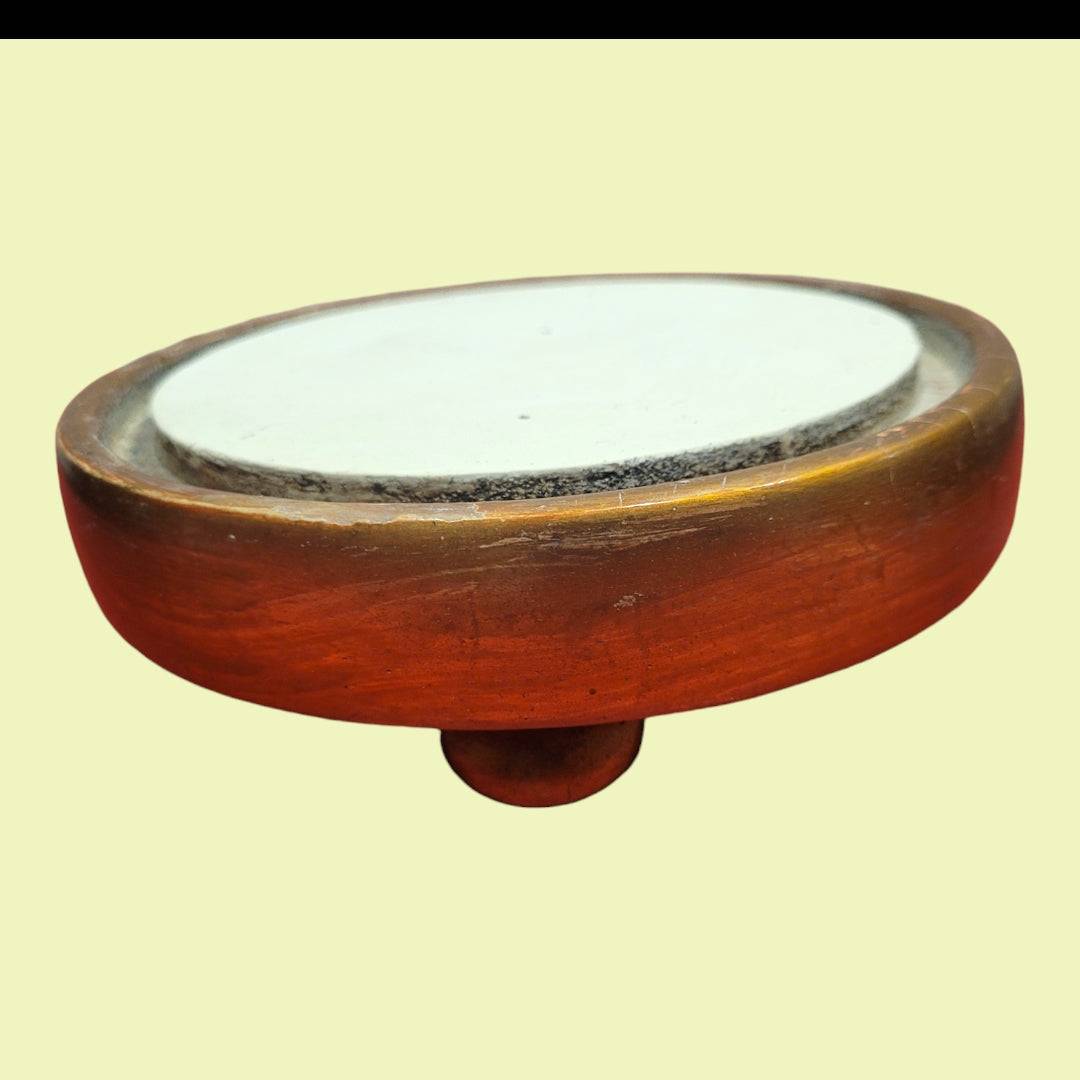 Peana de madera decorativa con superficie blanca y borde elevado, ideal para personalizar espacios con objetos de colección.