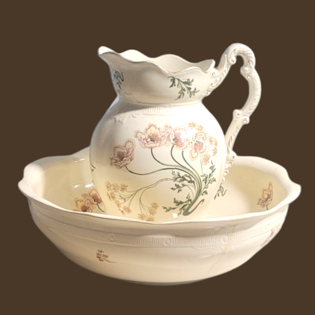 Aguamanil de porcelana Saint Amand et Hamage Nord con jofaina, diseño floral del siglo XIX en tonos beige y dorado, perfecto para decoración elegante.