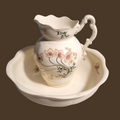 Set de aguamanil y jofaina de porcelana antigua Saint Amand et Hamage Nord con detalles florales, pieza decorativa ideal para ambientes clásicos.