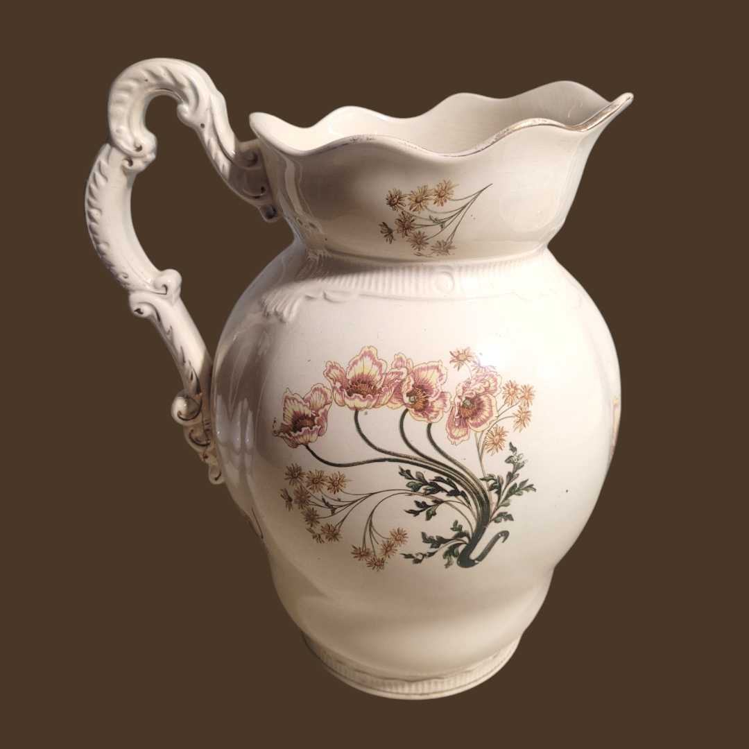 Jarra de porcelana antigua con asa ornamentada y diseño floral de Saint Amand et Hamage Nord, ideal para decoración de interiores con estilo vintage.