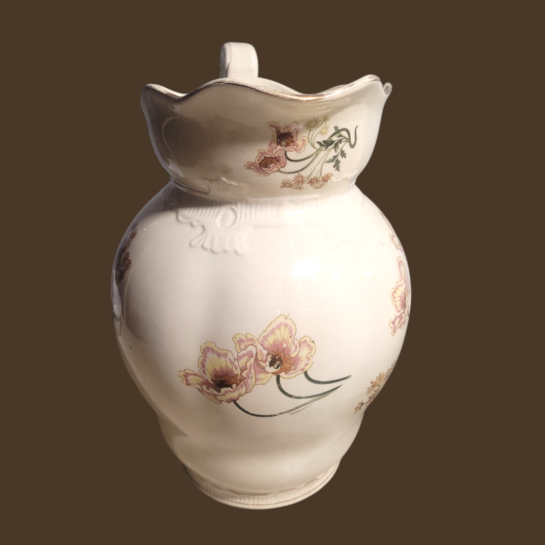 Vista posterior de jarra de porcelana antigua Saint Amand et Hamage Nord con detalles florales y relieve, pieza exclusiva para decoración clásica.