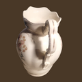 Jarra de porcelana antigua Saint Amand et Hamage Nord con asa ornamentada y detalles florales, pieza decorativa elegante para coleccionistas.