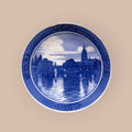 Plato Decorativo Royal Copenhagen - Alte Mainbrücke en porcelana azul y blanca con diseño del Puente Viejo del Meno reflejado en el agua. Ideal para decoración clásica o coleccionistas de piezas danesas.