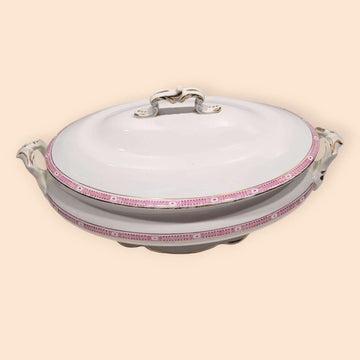 Fuente de porcelana antigua de calidad excepcional para decoración, con asas ornamentadas y detalles en rosa ideal para decoración clásica del hogar.