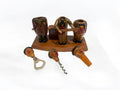Figura tallada en madera con caja de música y accesorios para vino, incluye sacacorchos, abrebotellas y tapón decorativos.