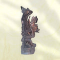 Perfil izquierdo de la estatua Nepali de Bhairava en madera, destacando la postura dinámica y los detalles esculpidos a mano.