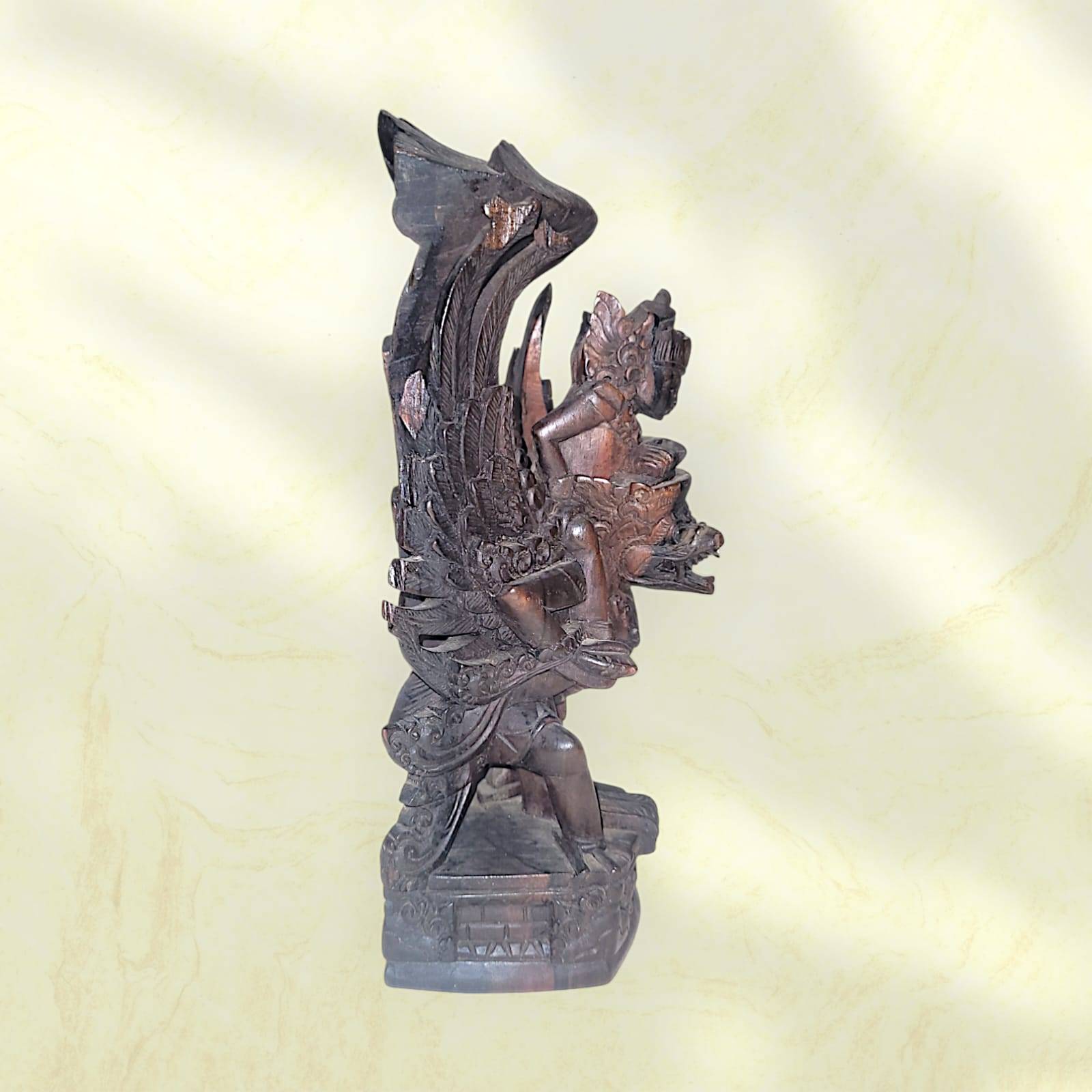 Perfil izquierdo de la estatua Nepali de Bhairava en madera, destacando la postura dinámica y los detalles esculpidos a mano.