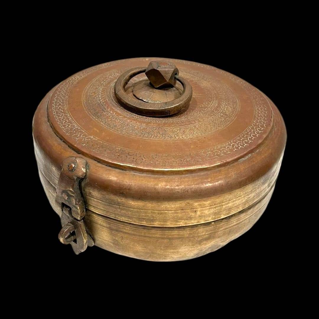 Pieza única de decoración: caja antigua de cobre pakistaní con detalles grabados, perfecta para estilo rústico o coleccionismo.