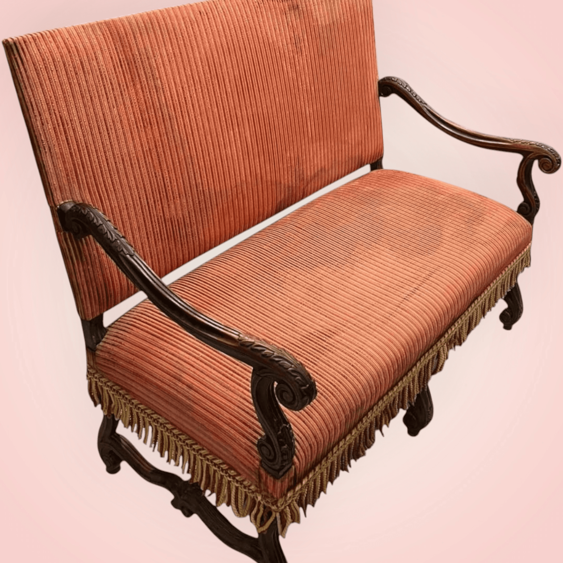 Vista lateral del sofá vintage de madera tallada con tapicería clásica. Diseño elegante para espacios de decoración antigua.