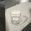 Vaso individual de cristal de Bohemia con filo de oro, estilo sofisticado. Ideal para servir whisky con elegancia en espacios decorativos.