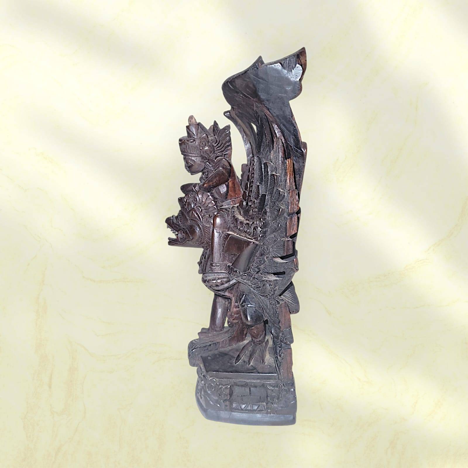 Perfil derecho de la estatua Nepali de Bhairava en madera, con alas talladas y expresión facial detallada, pieza de arte asiático.
