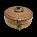 Caja de cobre pakistaní para pan del siglo XIX con tapa tallada y cierre metálico, ideal para decoración vintage en el hogar.