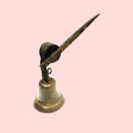 Campana decorativa de bronce con estructura de hierro forjado en estilo clásico. Perfecta como timbre funcional o adorno en entradas tradicionales.