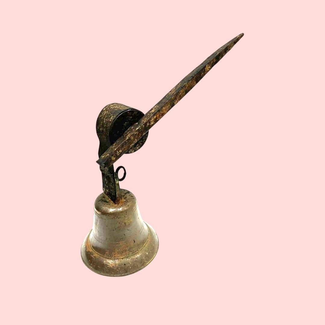 Campana decorativa de bronce con estructura de hierro forjado en estilo clásico. Perfecta como timbre funcional o adorno en entradas tradicionales.