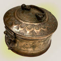Detalle del grabado en la tapa de la caja de especias orientales de cobre del siglo XIX, pieza decorativa artesanal para el hogar.