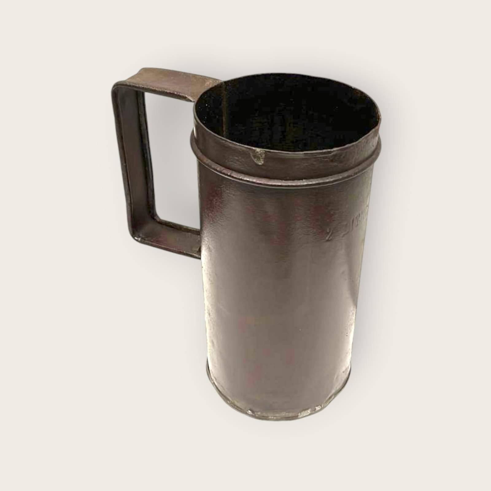 Vaso de medidas antiguo de hierro con acabado rústico, ideal para decoración vintage en cocinas o espacios industriales.