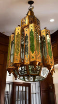 Lámpara colgante musulmana de metal calado y vidrio verde, perfecta para ambientar espacios con decoración islámica auténtica y elegante.