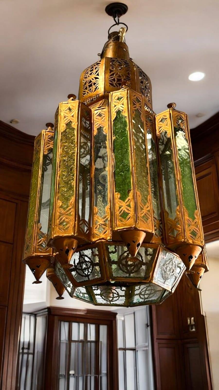 Lámpara colgante musulmana de metal calado y vidrio verde, perfecta para ambientar espacios con decoración islámica auténtica y elegante.