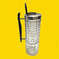 Coctelera de cristal con tapa de plata y mango negro, parte del set decorativo ideal para preparar cócteles con elegancia.