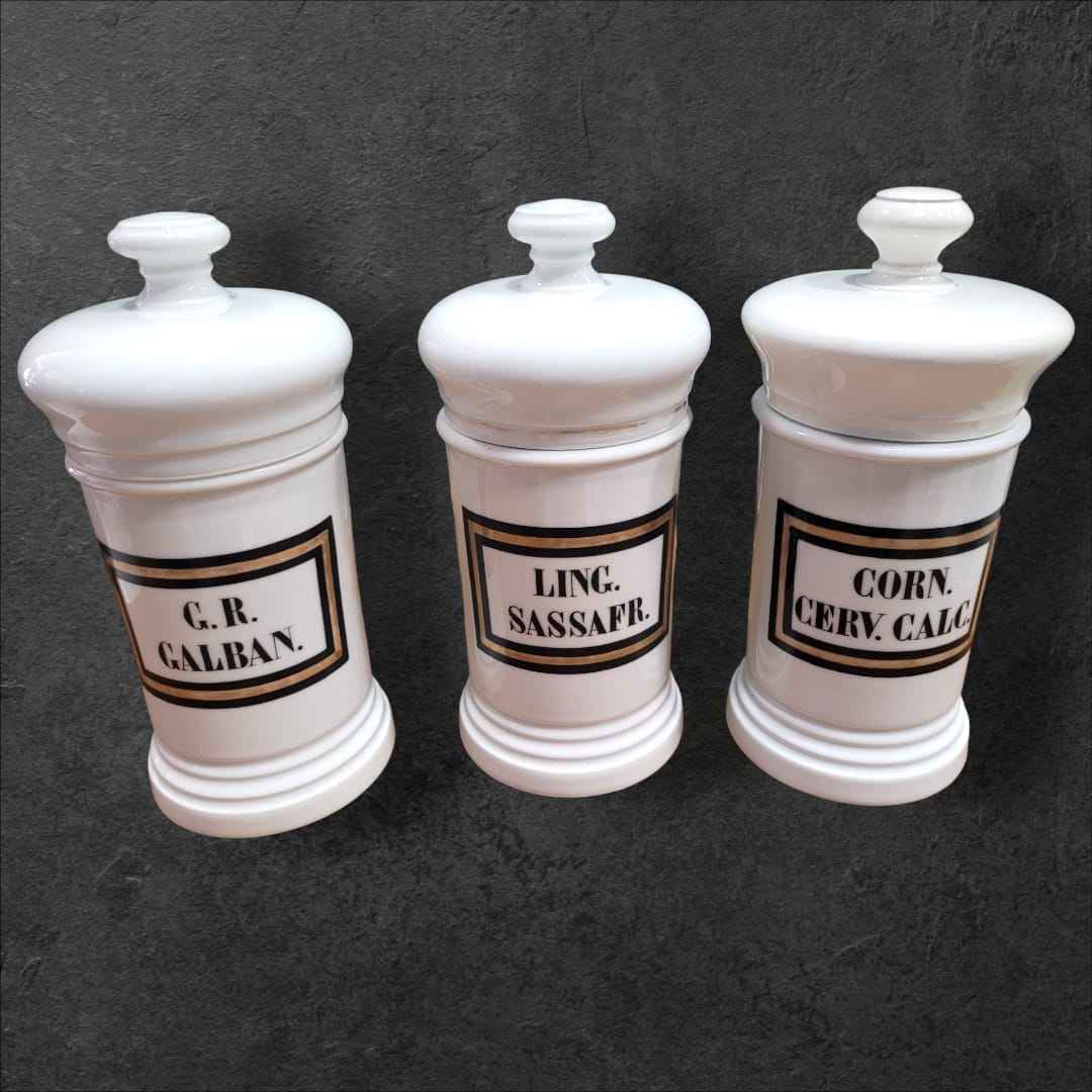 Albaredos antiguos de porcelana con etiquetas originales GR Galban, Ling. Sassafr. y Corn. Cerv. Calc. Decoración vintage para farmacia.