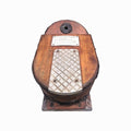 Detalle frontal del fuelle de oxígeno antiguo con placa de instrucciones y pedal metálico, pieza coleccionable de historia marítima.