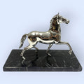 Elegante figura de caballo en plata sobre mármol, perfecta para decoración refinada. Ideal para ambientes de lujo en Home & Garden > Decor.