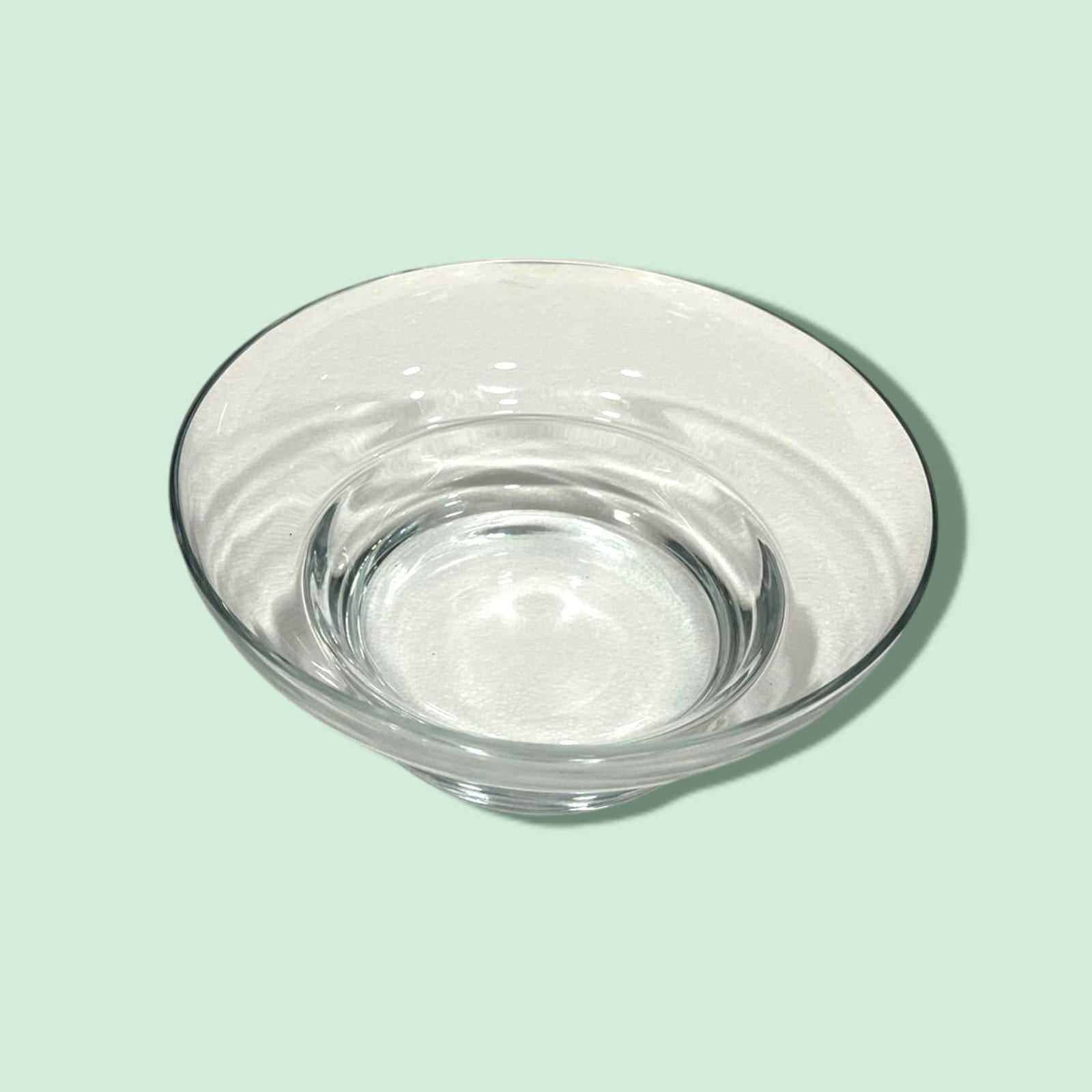 Cuenco decorativo de cristal de Bohemia con borde ancho y base sólida. Elegancia y tradición para tu hogar en una pieza funcional.