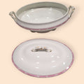 Fuente de porcelana antigua de calidad excepcional para decoración, con tapa decorativa y asas ornamentadas, ideal para estilo clásico en el hogar.