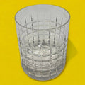 Vaso de cristal con diseño cuadriculado, parte del set de coctelera con tapa de plata, perfecto para cócteles con estilo.