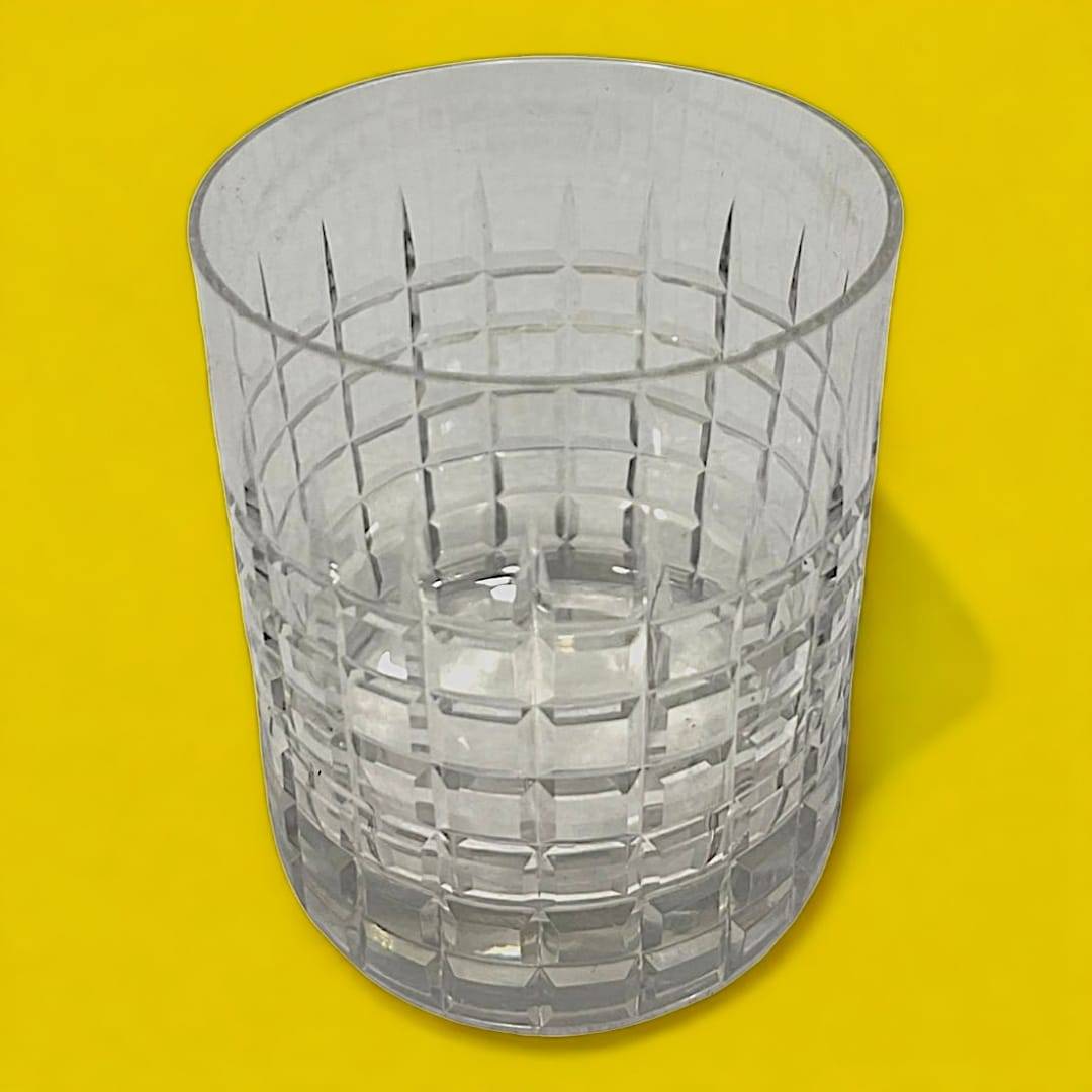 Vaso de cristal con diseño cuadriculado, parte del set de coctelera con tapa de plata, perfecto para cócteles con estilo.