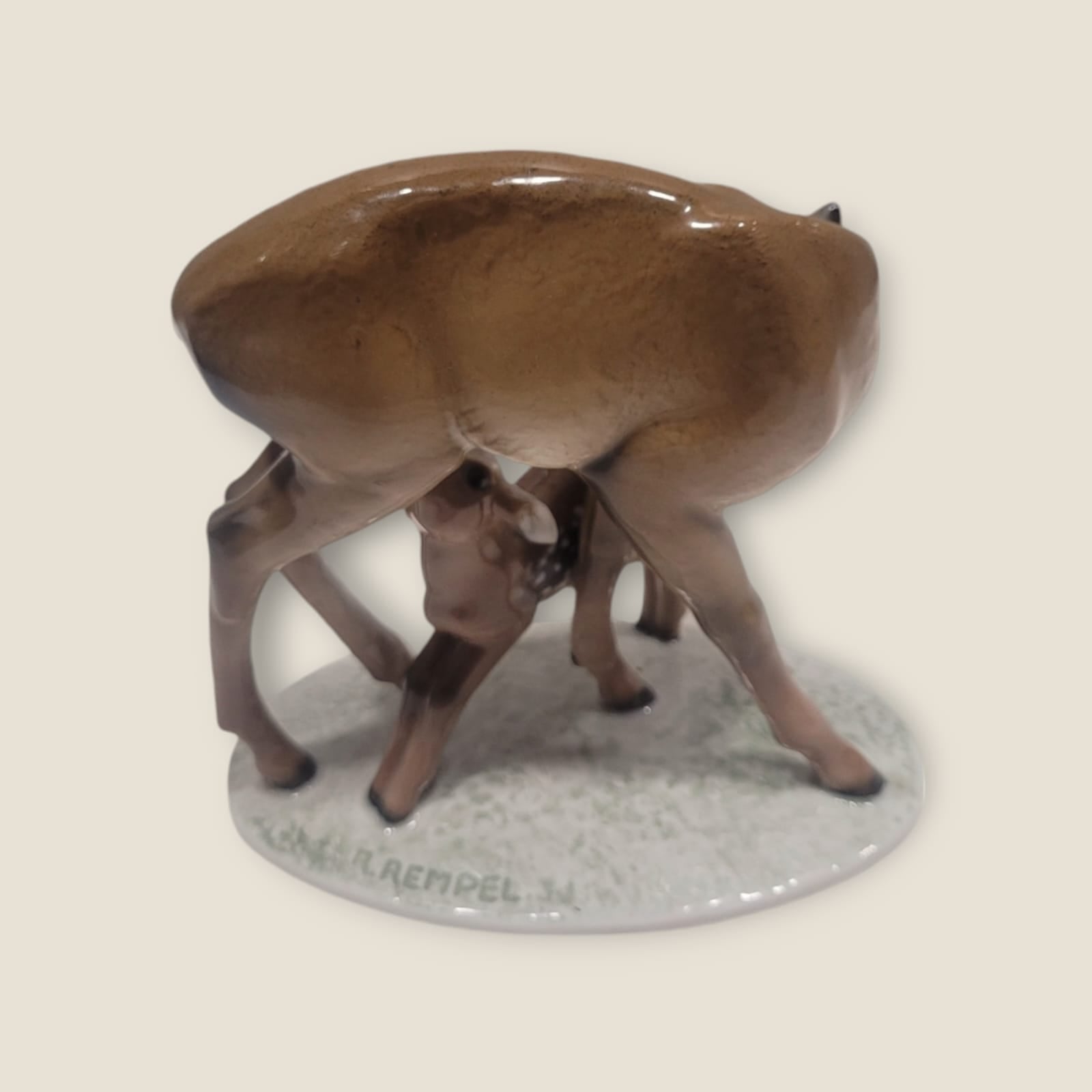 Figura de porcelana Rosenthal desde un ángulo lateral, destacando las patas de la cierva y la cría sobre una base decorativa.